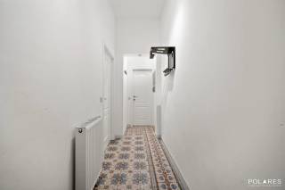 Op zoek naar een instapklare woning met een uitstekende ligging en een aangename tuin? Dan is deze gezellige rijwoning absoluut een bezoek waard!<br /><br />Dankzij de centrale ligging geniet je van een vlotte verbinding naar Leuven, Mechelen en Brussel. Winkels, scholen, openbaar vervoer en andere voorzieningen bevinden zich bovendien vlakbij.<br /><br />De woning beschikt over een aangename leefruimte, drie volwaardige slaapkamers en een vernieuwde badkamer. De keuken is functioneel, maar biedt de nieuwe eigenaars de mogelijkheid om deze op termijn volledig naar eigen smaak in te richten. Er is een aparte wasruimte aanwezig en twee WC's. <br /><br />Ook buiten is het heerlijk vertoeven! Op een totale perceeloppervlakte van 198 m² geniet je van een leuke en gunstig georiënteerde tuin met praktisch tuinhuis. Een kelder zorgt voor extra opbergruimte.<br /><br />Met een gunstig EPC-label B, zonnepanelen en een thuisbatterij is ook aan energiezuinig wonen gedacht. Bovendien is de woning asbestveilig en is de elektrische keuring aanwezig.<br /><br />Ontdek deze woning tijdens de bezoekdag op zaterdag 31 oktober! Schrijf je in via https://www.polares.eu