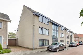 Op de eerste verdieping gelegen, goed onderhouden 3-kamer appartement van circa 90 m². Het appartement beschikt over een op het westen...