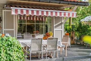 Dit vakantiehuis ( op eigen grond ) is gelegen in de bossen van Belgisch Limburg (Zutendaal). Op een kleinschalig vakantiepark. Om zelf te genieten...