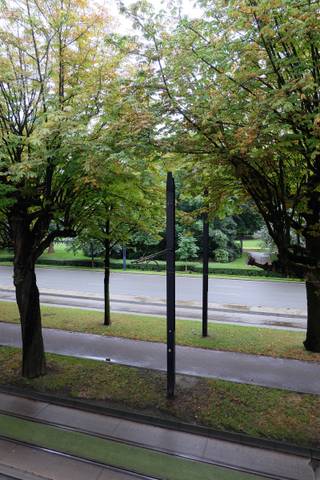 In de directe nabijheid van openbaar vervoer, autostrade en Gent Zuid treffen we dit ruime appartement.Via de openslaande deuren treft u de ruime...