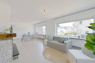 Deze degelijke woning, gelegen in het hartje van Dikkelvenne, is onder meer voorzien van een inkomhal met gastentoilet, een aparte toegang tot zowel de ruime en lichtrijke leefruimte als de ruime keuken. De keuken geeft op haar beurt toegang tot de nachthal, de wasplaats en de kelder.<br /><br />De woning telt twee ruime slaapkamers en een badkamer.<br />De ruime zolder biedt uitbreidingsmogelijkheden en is reeds toegankelijk via een vaste trap die zich achter de badkamer situeert.<br /><br />Achter de woning bevindt zich een garage. <br />De tuin grenst aan de kasteeltuin, wat zorgt voor een groen en rustgevend uitzicht.<br /><br />Winkels (bakker, slager, ... ), horeca, alsook bv. de Schelde ... bevinden zich op wandelafstand.