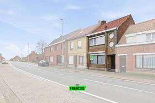 In Roesbrugge (deelgemeente), bevindt zich deze volledig te renoveren rijwoning. Deze eigendom heeft ook nog 4 garages , dit op 95m van de woonst...