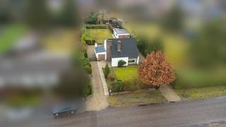 <p>Interesse in een bezoek? Neem contact op met noor.helsen@copandi.be of via +32 471 90 18 10.<br />Download ook zeker de inplantingsplannen en de documenten via onze website www.copandi.be</p><p></p><p>Deze karaktervolle woning is gelegen op een perceel van circa 14 are in het rustige Mol-Wezel. U geniet hier van een aangename, groene omgeving nabij lokale winkels, een basisschool en openbaar vervoer. Bovendien bevindt u zich op wandelafstand van natuurgebied de Keiheuvel. Dankzij de vlotte verbinding met de Molse Zuiderring zijn zowel Mol als Lommel binnen 10 minuten bereikbaar.</p><p></p><p><strong>Gelijkvloers</strong></p><p>De woning, gebouwd in 1978, verwelkomt u via een inkomhal met gastentoilet. Van hieruit bereikt u de uitzonderlijk ruime leefruimte met open keuken van bijna 53 m². Deze open indeling vormt het hart van de woning en biedt meer dan voldoende plaats voor een royale zithoek en eetruimte. De houten parketvloer en de open haard zorgen voor extra warmte en gezelligheid.</p><p>Aansluitend bevindt zich een lichtrijke veranda van circa 16 m² met zicht op de tuin, ideaal als bijkomende leefruimte. Verder beschikt het gelijkvloers over een inpandige garage, wat zorgt voor extra comfort en praktische bergruimte, hier bevindt zich eveneens de wasplaats.</p><p></p><p><strong>Eerste verdieping</strong></p><p>Op de eerste verdieping bevinden zich drie slaapkamers in verschillende groottes, geschikt als master bedroom, kinderkamers of bureau. De centraal gelegen badkamer is uitgerust met een ligbad, lavabomeubel en extra toilet. Daarnaast is er een aparte berging voorzien, ideaal als wasruimte of extra opslag.</p><p></p><p><strong>Technische kenmerken</strong></p><p>De woning wordt verwarmd op gas, de verwarmingsketel werd vernieuwd in 2021. Met een EPC-score F geldt er een renovatieverplichting, wat de mogelijkheid biedt om de woning energetisch te optimaliseren en verder te moderniseren naar eigen smaak.</p><p></p><p><strong>Tuin</strong></p><p>De tuin is volledig omheind. Daarnaast is er een vergunde, vrijstaande garage van ongeveer 40 m² aanwezig, ideaal als werkruimte, hobbyruimte of extra opslag.</p><p></p><p><strong>Kenmerken</strong><br />✅ Zeer ruime leefruimte met open keuken<br />✅ Drie slaapkamers<br />✅ Lichtrijke veranda</p><p>✅ 2de toilet op eerste verdieping<br />✅ Inpandige garage<br />✅ Praktische indeling met berging op de verdieping</p><p></p><p>Deze woning in de Handelsstraat combineert ruimte, licht en functionaliteit op een centrale ligging in Mol. Dankzij de grote leefruimte, veranda en drie slaapkamers is dit een ideale gezinswoning met veel wooncomfort en potentieel.</p>