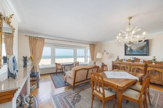 APPARTEMENT MET DRIE SLAAPKAMERS OP DE ALBERT I PROMENADE<br />Op een uitstekende ligging aan de Albert I Promenade, tussen het Kursaal en de Koninklijke Villa, bevindt zich dit ruime appartement op de tweede verdieping van de Residentie Les Algues.<br />Het appartement omvat een ruime inkomhal die toegang geeft tot de lichtrijke woonkamer met aangename leefruimte. De volledig ingerichte keuken sluit hier naadloos op aan. Verder beschikt het appartement over drie slaapkamers, een badkamer en een afzonderlijk toilet.<br />Aan de achterzijde bevindt zich een zonnig terras met zuidoostelijke oriëntatie, waar u al van 's morgens tot in de namiddag van de zon kunt genieten.<br />De Residentie Les Algues is een kleinschalige residentie met slechts één appartement per verdieping, wat zorgt voor extra privacy en rust. Bovendien beschikt het appartement over een privatieve kelder in de residentie.
<ul>
	<li>Oppervlakte: 107 m² + terras</li>
	<li>Topligging op de Albert I Promenade, tussen het Kursaal en de Koninklijke Villa</li>
	<li>Zonnig terras met zuidoostelijke oriëntatie</li>
	<li>Individuele verwarming op aardgas</li>
	<li>Individuele kelder</li>
	<li>Mogelijkheid tot het huren van een autostandplaats</li>
	<li>EPC: 245 kWh/m² jaar (Label C)</li>
</ul>