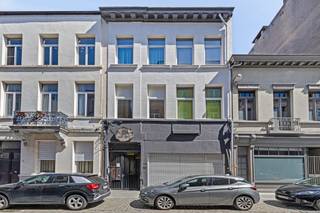 <p><strong>Achteringelegen studio met gemeenschappelijke voorzieningen.<br /><br />Indeling</strong><br />We betreden deze studio op de eerste verdieping van het achterste gebouw. Bij binnenkomst komen we uit in de kitchenette, voorzien van een keramisch vuur, dampkap, oven en spoelbak. Vervolgens, de leefruimte met slaaphoek. De studio beschikt over een <strong>aparte badkamer</strong> uitgerust met een douche, wastafel en toilet. <br />Het gebouw biedt extra voorzieningen, zoals een <strong>gemeenschappelijke ontspanningsruimte met wasfaciliteiten</strong> en een gedeeld terras waar bewoners kunnen ontspannen.</p>
<p><strong>Bijzonderheden:<br /></strong>EPC label <strong>D</strong>; <br />Maandelijkse kosten: ca. 80,- EUR (Beheer; blokpolis; onderhoud/verbruik van de algemene delen + waterverbruik);<br />Fietsenstalling;<br />Ideaal als <strong>studentenkamer, Airbnb </strong>of<strong> investering.</strong></p>
<p><strong>Locatie</strong><br />Deze <strong>centrale ligging</strong> biedt een uitstekende bereikbaarheid met tal van openbaar vervoersmogelijkheden, vélo-stations en belangrijke invalswegen in de onmiddellijke nabijheid. Op wandelafstand vindt u de De Keyserlei en aan de andere kant, Park Spoor Noord, ideaal voor ontspanning en recreatie.</p>