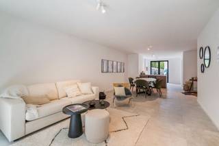 Dit nieuwbouwappartement met 3 slaapkamers is gelegen op het gelijkvloerse verdiep van Residentie Patersvat.<br /><br />Het appartement heeft een uiterst goede verbinding en is centraal gelegen aan het station van Diksmuide. Diverse lokale handelaars en grootwarenhuizen bevinden zich allen op wandelafstand. <br /><br />Dit lichtrijk appartement wordt betreden via de gemeenschappelijke inkomhal waar ook de brievenbussen terug te vinden zijn. Via de inkomhal met apart gastentoilet komt men in de lichtrijke leefruimte met bureauhoek. Hier bevindt zich ook de open keuken die voorzien is van een combi-oven, vitro-keramische kookplaat, dampkap, koelkast, vaatwasmachine en een spoelbak (AEG toestellen). Verder zijn er 3 slaapkamers, een badkamer voorzien van lavabo en inloopdouche en een bergruimte waar tevens ook alle technieken toekomen. <br /><br />Dit appartement beschikt over 2 ruime terrassen van 7,52 m² en 25m².<br /><br />Uiteraard beschikt deze topper over een gemeenschappelijke fietsberging.<br /><br />Parkeerplaats: €50/maand<br /><br />Gemeenschappelijke lasten: €50/maand<br /><br />Beschikbaar vanaf: overeen te komen.<br /><br />