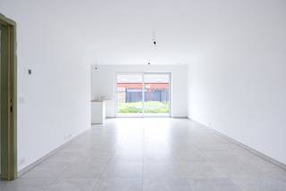 Bent u op zoek naar een energiezuinige, instapklare woning op een rustige locatie? Dan is deze prachtige nieuwbouwwoning, gelegen in een kindvriendelijke en doodlopende straat, precies wat u zoekt!
De ligging is een absolute troef: rustig gelegen, maar toch vlakbij winkels, scholen, openbaar vervoer en belangrijke invalswegen. Op 15 minuten fietsen van centrum Roeselare. 

Deze hedendaagse BEN-woning combineert comfort, kwaliteit en een doordachte indeling. Via de inkomhal, voorzien van een apart gastentoilet, betreedt u de ruime leefruimte met grote raampartijen. Deze zorgen voor een aangename lichtinval en biedt een mooi zicht op de charmante tuin. Aansluitend vindt u de volledig uitgeruste keuken met kwalitatieve toestellen en een ruime berging.

Op de eerste verdieping bevinden zich 3 volwaardige slaapkamers, een apart toilet en een ruime badkamer met dubbele lavabo, een inloopdouche én een ligbad. Daarnaast is er een ruime zolder aanwezig, perfect inzetbaar als hobbyruimte of extra bergruimte.

Dankzij de kwalitatieve en doordachte afwerking, geniet u van een zorgeloze woonervaring op lange termijn. Dankzij het lage E-peil geniet u van een uiterst energiezuinige woning met lage maandelijkse kosten, ideaal voor wie duurzaam en toekomstgericht wil wonen.

Verder is de woning uitgerust met een regenwaterput van 10.000 liter, ventilatiesysteem type D, 7 zonnepanelen (3045Wp) en vloerverwarming op de gelijkvloers. 

Neem gerust contact op voor meer info
tbaete@trevi.be
