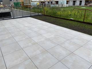 Dit gelijksvloersappartement omvat een inkomhal, living met volledig geïnstalleerde open keuken, berging, groot terras, badkamer met...