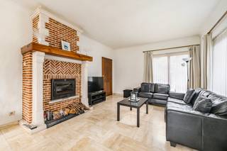 <p>Rustig wonen, zonder in te boeten aan bereikbaarheid? Deze open bebouwing uit 1987 is gelegen in een doodlopende straat, op wandelafstand van winkels, scholen en openbaar vervoer.</p>
<p>De woning biedt een degelijke basis, werd gebouwd met kwalitatieve materialen en beschikt over een praktische indeling met heel wat bijkomende ruimte. Vandaag zijn er twee slaapkamers, maar de ruime zolder biedt tal van mogelijkheden om extra slaapkamers, een bureau of hobbyruimte te creëren.</p>
<p>Ook buiten is er heel wat ruimte. De woning beschikt over een ruime tuin, garage en parkeerplaats.</p>
<p><strong>Indeling</strong></p>
<ul><li>Lichtrijke woonkamer</li><li>Functionele keuken</li><li>2 slaapkamers</li><li>Badkamer</li><li>Garage en parkeerplaats</li><li>Kelder met extra bergruimte</li><li>Ruime zolder met uitbreidingsmogelijkheden</li><li>Ruime tuin</li></ul>
<p><strong>Troeven</strong></p>
<ul><li>Rustige ligging in een doodlopende straat</li><li>Open bebouwing in een residentiële omgeving</li><li>Winkels, scholen en openbaar vervoer op wandelafstand</li><li>Degelijke bouwkwaliteit en solide basis</li><li>Ruime tuin</li><li>Veel praktische bergruimte</li><li>Mogelijkheid tot uitbreiding via de zolder</li></ul>
<p><strong>De woning is momenteel verhuurd.</strong></p>
<p>Interesse? Neem contact op met je ERA-makelaar voor meer informatie of een bezoek.</p>
<p><strong>JOUW DROOMHUIS. ZO GEVONDEN!</strong></p>