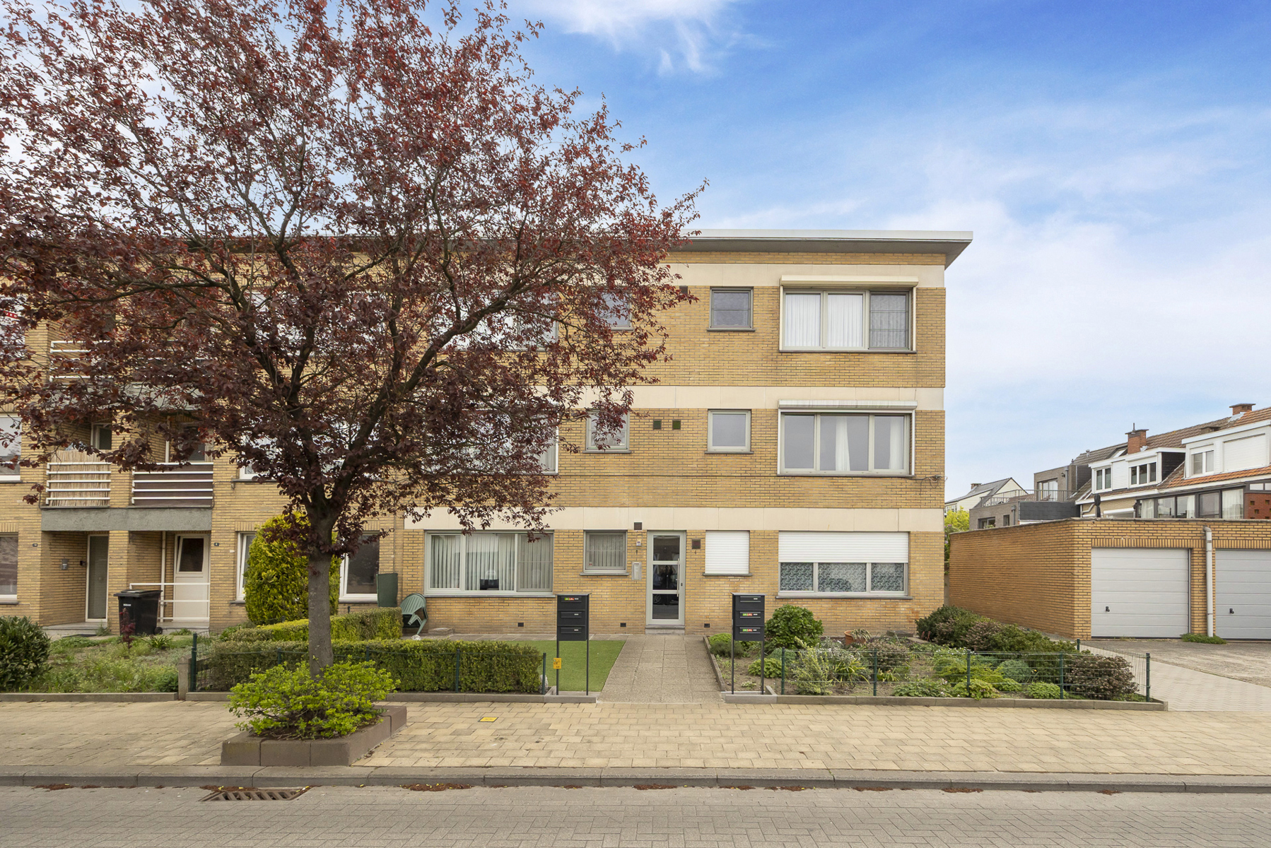 Appartement op de eerste verdieping, inclusief garage, nabij het centrum van Hoevenen! - foto 3