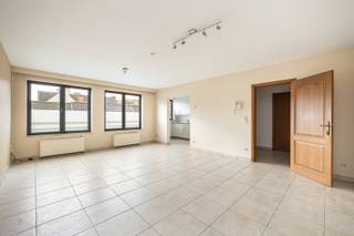 <strong>Ruim 2-slaapkamerappartement met groot terras (16 m²)</strong><br /><br />Ruim en verzorgd tweeslaapkamerappartement in een solide gebouw, met een lichtrijke leefruimte en open keuken van ca. 50 m².<br /><br />Het appartement beschikt over twee volwaardige slaapkamers (ca. 15 m² en 12 m²), die beide directe toegang bieden tot het ruime terras van 16 m², ideaal om in alle rust van buitenruimte te genieten. Verder omvat de woning een badkamer, een aparte wc en een praktische bergruimte.<br /><br />Mogelijkheid tot aankoop van een parkeerplaats. Een comfortabele en functionele woonoplossing, geschikt voor zowel eigen bewoning als investering.<br /><br />Kosten basisakte ten laste van de koper: €452,37 excl. BTW