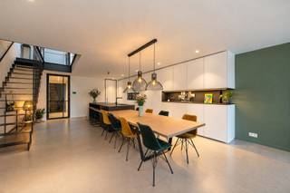 <p>In de Mortselstraat in Edegem bevindt zich deze architecturale nieuwbouwwoning uit 2020. De woning onderscheidt zich door haar open karakter, overvloedige natuurlijke lichtinval en verfijnde afwerking. Als BEN-woning (Bijna Energie Neutraal) kies je bij deze woning voor comfort en energiezuinigheid.</p>
<p><strong>INDELING</strong></p>
<p><strong>GELIJKVLOERS<br /></strong>Bij het binnenkomen valt meteen de stijlvolle inkomhal op, afgewerkt met een elegante gietijzeren deur en praktische ingemaakte kasten met geïntegreerd zitbankje. Vanuit de inkomhal heb je toegang tot het gastentoilet en een ruime berging (13 m²) met aansluitingen voor wasmachine en droogkast. De berging biedt bovendien een rechtstreekse doorgang naar de keuken.</p>
<p>De leefruimte vormt het hart van de woning en sluit naadloos aan op de open keuken, die is uitgerust met kwaliteitsvolle toestellen, waaronder een vaatwasser, combi-microgolfoven, stoomoven, inductiekookplaat met geïntegreerde dampkap en een ruime koelkast. Het royale Dekton-werkblad, de verborgen ontbijtkast en de overvloedige kastruimte maken dit tot een bijzonder praktische én stijlvolle leefkeuken.</p>
<p>De leefruimte omvat een groot schuifraam, dat zorgt voor een aangename verbinding met het terras en de zuidgerichte tuin. Het ruime terras van 27 m² is voorzien van een zonneluifel, die op zonnige dagen voor de nodige schaduw zorgt. Ook in de tuin is er voldoende verlichting en zijn er verspreid over de buitenruimte stopcontacten aanwezig, wat extra comfort en gebruiksgemak biedt. Vanuit de tuin geniet je bovendien van een bijzonder zicht op de basiliek van Edegem. Achteraan de tuin bevindt zich een handige servitudeweg. Dankzij de ligging op wandelafstand van het centrum combineert deze woning rustig en comfortabel wonen met winkels, voorzieningen en het dorpsleven binnen handbereik. Een oprit zorgt bovendien voor extra praktisch comfort.</p>
<p>Ook architecturaal weet de woning te verrassen. De open gietijzeren trap en de vide, die zich uitstrekt van de tweede verdieping tot het gelijkvloers, creëren een bijzonder ruimtelijk gevoel en laten het natuurlijke licht tot diep in de woning doordringen. De cementgebonden gietvloer loopt doorheen de volledige woning en zorgt voor een strak, harmonieus geheel.</p>
<p><strong>EERSTE VERDIEPING<br /></strong>Overloop met zicht tot in de nok, gecombineerd met een glazen vloer voor een optimale natuurlijke lichtinval. Drie slaapkamers en een volledig ingerichte badkamer met ligbad, inloopdouche en een ruim badkamermeubel met lavabo.</p>
<p><strong>TWEEDE VERDIEPING<br /></strong>Op de tweede verdieping is er nog een extra slaapkamer, alsook een tweede badkamer die nog naar eigen smaak kan worden afgewerkt.<br /><br /><strong>BIJZONDERHEDEN<br /></strong>Een unieke combinatie van architectuur, comfort, energiezuinigheid en een uitstekende ligging. Ideaal voor wie op zoek is naar een moderne gezinswoning met karakter en oog voor detail.<strong><br /></strong>Vloerverwarming/-koeling d.m.v. een warmtepomp. Ventilatiesysteem D en aluminium schrijnwerk met dubbele beglazing.<br />Regenwaterpomp voor regenwaterrecuperatie voor wc's en wasmachine.<br />Uitgebreid alarmsysteem waar ook de rookmelders aan gekoppeld zijn.</p>
<p><span>Meer informatie en attesten: www.immopoint.be</span></p>