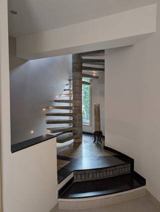 <p>Op zoek naar een uitzonderlijke stadswoning met garage waar authentieke charme en hedendaags wooncomfort elkaar ontmoeten?</p><p>Deze instapklare woning weet meteen te verrassen: bij het binnenstappen valt meteen de royale inkomhal op met als blikvanger de spiltrap rustend op natuursteen.</p><p>De open, modern uitgeruste keuken vormt een mooi samenspel met de authentieke, eeuwenoude eiken balken die de ruimte karakter geven. Zowel de keuken als de eetkamer bieden een overvloed aan opbergruimte.</p><p>Naast de sfeervolle woonkamer herbergt de eerste verdieping een aparte bureauruimte, een eigentijdse badkamer en twee van de drie slaapkamers.</p><p>Op de zolderverdieping vindt u de derde slaapkamer en een extra ruimte, thans in gebruik als atelier; eenvoudig om te vormen tot een vierde slaapkamer of hobbyruimte.</p><p>◆ OASE VAN RUST IN DE STAD ◆</p><p>Vanuit de keuken wandelt u zo de gezellige, groen aangelegde stadstuin in. Het verhoogde terras met pergola nodigt uit om hier op elk moment van de dag te genieten: met de ochtendzon bij het ontbijt, in de schaduw tijdens de warme middaguren of beschut tegen een zomerse regenbui.</p><p>◆ RUIME GARAGE ◆</p><p>Hoewel de ruime garage in principe plaats biedt voor twee wagens, is hij in het bijzonder geschikt voor één wagen en kan de resterende ruimte benut worden voor fietsen en bergruimte.</p><p>◆ PRINSENHOF, EEN DORP IN DE STAD ◆</p><p>Het Prinsenhof behoort tot de meest karaktervolle woonbuurten van Gent. Je woont hier in een historische en rustige stadsomgeving, op wandelafstand van het centrum, met winkels, horeca, cultuur, scholen, diensten en openbaar vervoer in de onmiddellijke omgeving.</p><p>De ligging combineert het beste van twee werelden: het bruisende stadsleven vlakbij, maar met het eigen karakter en de intimiteit van een echte woonbuurt.</p><p>◆ MOBISCORE: 9,4/10 ◆</p><p>De woning beschikt over een uitstekend aanbod aan openbaar vervoer. Onderwijs, winkels en diensten, ontspanning, sport en cultuur én gezondheidszorg zijn zeer goed bereikbaar te voet of met de fiets.</p>