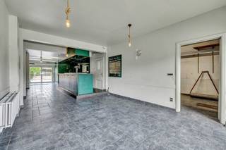 Voor meer info of een bezoek, bel 054 69 39 31 - Nabij het centrum van Liedekerke bevindt zich deze te renoveren/moderniseren woning. Het pand,...