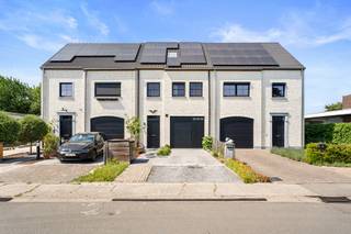 Imagine this: you arrive in the quiet Toekomstlaan, park right at the door and instantly feel how natural it is to come home here. Inside, a...