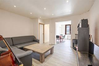 <p><span>Op een centrale locatie langs de Brusselse Steenweg in Aalst bieden wij deze charmante starterswoning aan met een bewoonbare oppervlakte van 119 m². De woning combineert reeds gerenoveerde leefruimtes met een dakverdieping die nog wacht op de persoonlijke afwerking van de nieuwe eigenaar, ideaal voor starters op zoek naar karakter én toegevoegde waarde. De ligging is uitstekend: vlot bereikbaar via autostrade (E40) en de ring rond Aalst, op wandelafstand van winkels, horeca en openbaar vervoer, met bovendien een parkeerplaats.</span></p><p><span>Het gelijkvloers biedt een ruime inkomhal met bergkasten, een lichtrijke leefruimte met zithoek en eethoek, en een volledig ingerichte keuken met kookplaat, vaatwasmachine, dampkap en oven, verlicht door een lichtkoepel. Een praktische wasplaats en apart toilet sluiten hierop aan.</span></p><p><span>Boven bevinden zich twee ruime slaapkamers en een volledig betegelde badkamer met ligbad, toilet en wastafel. De dakverdieping is een casco ruimte met dakvenster, reeds geïsoleerd en nog naar smaak in te kleden. Ideaal voor een extra kamer, bureau of hobbyruimte. Een kelder zorgt voor extra berging.</span></p><p><span>Troeven: centrale ligging, parkeerplaats, ingerichte keuken en badkamer, zonnepanelen, conforme elektriciteit, uitbreidbare dakverdieping, EPC C.</span></p><p><span>Mis deze kans niet om eigenaar te worden van een goed onderhouden woning op een toplocatie! </span><span>Voor meer informatie en/of een bezoek, contacteert u Wout van Immo Zone op het nummer 0479/ 18. 38. 35.</span></p><p><span> </span></p><p><span> </span></p>