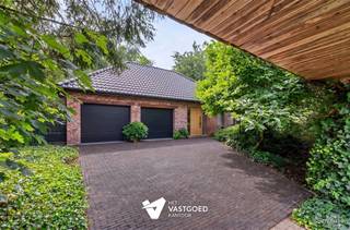 <p><span>Gelijkvloerse woning op prachtige ligging op 3060m2</span></p><p><span> </span></p><p><span>Belangrijkste troeven:</span></p><p><span>- Volledig gelijkvloerse woning</span></p><p><span>- Ruim perceel van 3060m2, volledig omheind</span></p><p><span>- Fantastische ligging in groene, rustige omgeving</span></p><p><span>- Vaste trap naar zolder voor uitbreidingsmogelijkheden</span></p><p><span>- Dubbele inpandige garage</span></p><p><span>- Volledig kruipkelder</span></p><p><span> </span></p><p><span>Bekijk zeker ook onze grondplannen met de afmetingen. Zo krijgt u van thuis uit al een perfect beeld van wat deze woning te bieden heeft!</span></p><p><span>Wenst u meer info of een vrijblijvende bezichtiging, contacteer dan ons kantoor op het nummer 014 39 99 99 en wij helpen u graag verder.</span></p>