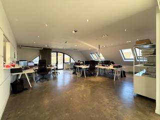 Deze professioneel ingerichte kantoorruimte van 278 m² is gelegen op de eerste verdieping van een goed bereikbaar commercieel gebouw in...