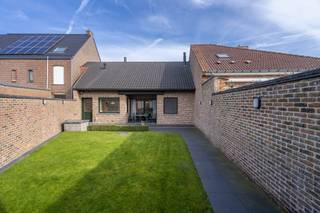Indeling: Gelijkvloers: - inkomhal met gastentoilet- lichtrijke leefruimte met gashaard- ingerichte keuken met toegang tot de praktische...