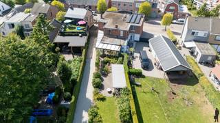 <h3>Rustig wonen met ruimte en comfort in Meerle</h3>
<p>Op een rustige locatie vindt u deze deels gerenoveerde woning die meteen instapklaar is. Het huis beschikt over <strong>3 slaapkamers</strong> en ligt op een prachtig perceel van <strong>1.290 m²</strong>, waar de ruime tuin voor een groene, aangename leefomgeving zorgt.</p>
<p>Binnen treft u een comfortabele indeling met lichtrijke leefruimtes en een praktische keuken. Dankzij de reeds uitgevoerde renovaties kan u hier zonder zorgen intrekken en meteen genieten van uw nieuwe thuis.</p>
<p>Buiten is het volop genieten: de diepe tuin biedt plaats voor ontspanning, spelende kinderen of tuinliefhebbers. Het perceel is ideaal voor wie houdt van rust, ruimte en privacy.</p>
<p>Daarnaast is er een <strong>vlotte verbinding naar Nederland</strong>, wat deze woning ook interessant maakt voor wie dicht bij de grens wil wonen maar toch rust en natuur opzoekt.</p>
<p><strong>Troeven:</strong></p>
<ul>
<li>
<p>Instapklare woning, deels gerenoveerd</p>
</li>
<li>
<p>3 slaapkamers</p>
</li>
<li>
<p>Groot perceel van 1.290 m²</p>
</li>
<li>
<p>Fraaie, verzorgde tuin</p>
</li>
<li>
<p>Rustige ligging</p>
</li>
<li>
<p>Goede bereikbaarheid richting Nederland</p>
</li>
</ul>