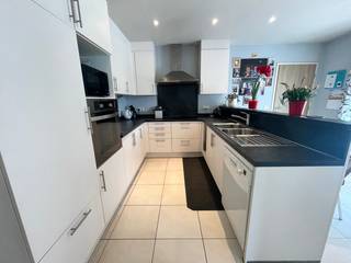 Nabij het centrum van Zwijnaarde vinden we dit ruime gelijkvloersappartement terug! 

De indeling is als volgt: We komen binnen via de nachthal die directe toegang geeft tot de 3 slaapkamers en de badkamer. Verder hebben we een grote leefruimte met veel lichtinval. Verder is er een volledig geïnstalleerde keuken met berging voorzien. Via de keuken is er toegang tot de garage en de extra berging. Verder is er ook een grote, zuidgeoriënteerde tuin aanwezig. 

Meer informatie of een bezoek? 
Contacteer ons!! 