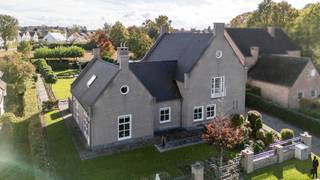 Ruime villa gebouwd in 2004 gelegen in een rustige wijk te Poppel op een perceel van ca. 1.429 m² . De villa biedt u o.a. 3 slaapkamers, 2...