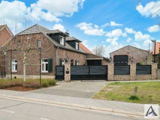 <p><span>Uniek karakterpand met eindeloze mogelijkheden in het charmante Kessenich</span></p><p><span>Laat u verrassen door deze uitzonderlijke eigendom in het idyllische Kessenich, waar authenticiteit, ruimte en potentieel hand in hand gaan. Deze deels gerenoveerde woning biedt een zeldzame kans voor wie op zoek is naar een stijlvolle thuis, een combinatie van wonen en werken, of een aantrekkelijk investeringsproject.</span></p><p><span>U wordt verwelkomd in een sfeervolle inkomhal die meteen de toon zet. Het gelijkvloers omvat een gezellige zitruimte met bureauruimte, een lichtrijke eetruimte met keuken en badkamer, een tweede inkomhal met vestiaire, een apart gastentoilet en een praktische berg- en wasruimte.</span></p><p><span>Op de verdieping bevinden zich drie volwaardige slaapkamers. De royale master bedroom, voorzien van een ingebouwde kitchenette en eigen doucheruimte, is perfect als luxueuze suite of gastenkamer. Daarnaast zijn er nog twee comfortabele slaapkamers, waaronder een ruime familiekamer met open doucheruimte.</span></p><p><span>Een absolute blikvanger is de indrukwekkende, authentieke stal. Deze unieke ruimte biedt een ongeëvenaard potentieel om omgevormd te worden tot een prachtige loft met zicht op de tuin een echte eyecatcher waar karakter en luxe samenkomen.</span></p><p><span>Ook voor zelfstandigen is dit pand een buitenkans. De ruime loods met sectionaalpoorten aan voor- en achterzijde biedt tal van mogelijkheden en is uitgerust met een inkomhal, toilet, bureel- of vergaderruimte en kitchenette. De extra opslagruimte op de verdieping, samen met voorzieningen zoals een smeerput, drijfkracht en allesbrander, maken dit geheel perfect voor een professionele activiteit aan huis.</span></p><p><span>Gelegen op een royaal perceel geniet u hier van rust, ruimte en tal van ontwikkelingsmogelijkheden. Als extra troef beschikt het terrein over een gezellige chalet met karakteristieke elementen en een authentieke pizza-oven de ideale plek om te ontspannen, gasten te ontvangen of een unieke beleving te creëren.</span></p><p><span>Kessenich staat bekend als een verborgen parel in het Maasland en trekt tal van toeristen dankzij de prachtige natuur, de Maasplassen en het uitgestrekte fiets- en wandelnetwerk. Dit maakt de eigendom uitermate geschikt voor wie droomt van een charmante en succesvolle B&amp;B op een toplocatie.</span></p><p><span>Rustig gelegen en toch vlot bereikbaar, biedt dit pand een unieke combinatie van karakter, ruimte en toekomstmogelijkheden. Een zeldzame kans die u niet wil missen.</span></p><p><span> </span></p><p><span>Neem vandaag nog contact met ons op via <span>info@immopa.be</span></span><span> of via 089/50.35.85.</span></p>