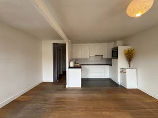 TE HUUR – GENT. Ontdek deze stijlvolle en gezellige studio op de derde verdieping van een charmant gebouw met lift, op steenworp van...