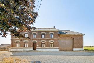This strategically well-located property can be reached via a private driveway of approximately 50m long. On the right side of this impressively large farmhouse, there is a large entrance gate. The rear stables were built later and are permitted. Both the main house and the outbuildings are situated around the approximately 137m² large courtyard.<br />Layout: entrance with staircase, passage to the living room (front room), dining area (middle room), office, very spacious kitchen, hallway with toilet, bathroom, storage room.<br />On the first floor, there are four bedrooms and a storage space.<br /><br />Details:<br />- possibility to purchase approximately 19,000m² of land.<br />- asbestos removal quote available.