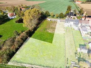 Mooi en zuidgericht perceel bouwgrond van maar liefst 1.284m² voor open bebouwing! Op fietsafstand van zowel Ieper centrum als Zonnebeke centrum...