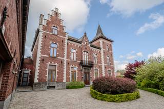 <p>Majestueus gerenoveerd herenhuis (1900) met behoud van het historische karakter, gelegen in het hart van “Le Pays des Collines”. EPC zonder renovatieplicht, elektrische installatie conform.</p>
<p>Authentieke keramische tegels met patronen, keramische accenten oa met Delfts blauw, marmeren schouwen en sierlijke plafonds en wandschilderijen vormen een uniek en stijlvol geheel.</p>
<p></p>
<p>Indeling hoofdwoning</p>
<p></p>
<p>Op de begane grond komt u het huis binnen via een statige inkom met trappenhal die toegang biedt tot verschillende lichtrijke woonruimtes. Dankzij de grote ramen geniet u van een prachtig uitzicht op het terras en de tuin. Het huis beschikt over een volledig uitgeruste keuken, een wasruimte, een dubbele woonkamer, een biljartkamer, een eetkamer en meerdere (4) kantoor/praktijkruimtes. De kantoorruimtes genieten bovendien van een aparte ingang. Dit maakt wonen en werken in hetzelfde huis meer dan mogelijk, het maakt het aangenaam en ruim werken.</p>
<p>Ook op het gelijkvloers een praktische opslagruimte voor tuingereedschap en een dubbele garage met elektrische poorten en een extra opslagruimte voor fietsen of motoren, met directe toegang tot de verschillende parkeerplaatsen buiten.</p>
<p>Prachtig gerenoveerd herenhuis (1900) met behoud van het historische karakter, gelegen in het hart van “Le Pays des Collines”.</p>
<p>Authentieke keramische tegels met patronen, marmeren schouwen en sierlijke plafonds vormen een uniek en stijlvol geheel.</p>
<br />Op de eerste verdieping bevinden zich zes ruime slaapkamers, een apart toilet en een ruime badkamer uitgerust met inloopdouche, bubbelbad en dubbele wastafel. Er is tevens de mogelijkheid om eenvoudig een tweede badkamer te creëren.<br />De tweede verdieping omvat een inrichtbare zolder open ruimte 240 m2<br /><br />Mogelijkheid tot aankoop van een verhuurd opbrengstappartement van 150 m². niet inbegrepen in de verkoopprijs KI:629<br /><br />Technische kenmerken:<br />• Dubbele beglazing - EPC: 305<br />• Verwarming op mazout - gas mogelijk mits kleine aanpassing<br />• Zoldervloerisolatie (18 cm)<br />• Elektriciteit conform (2025)<br />________________________________________