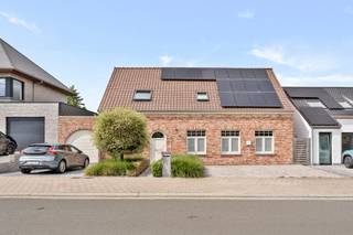 Deze woning is rustig gelegen.De indeling op de gelijkvloerse verdieping is als volgt: inkomhal, gastentoilet, berging, lichtrijke woonkamer met open...