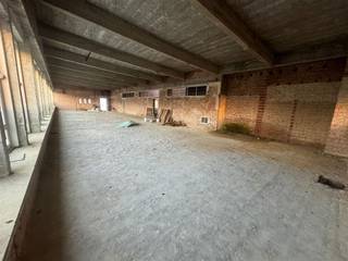 <p><span>In de Dellingstraat te Mechelen bieden wij een ruim en flexibel indeelbaar magazijn aan met een totale oppervlakte van 2.180 m². Het magazijn kan in zijn geheel of opgesplitst in verschillende delen verhuurd worden, afhankelijk van de noden van de huurder (zie plan).</span></p><p><span> </span></p><p><span>Oppervlaktes &amp; huurprijzen</span></p><p><span> </span></p><p><span>Volledig magazijn met kelderruimte:</span></p><p><span>2.180 m²   €9.900 / maand</span></p><p><span> </span></p><p><span>Deeloppervlaktes (afzonderlijk te bespreken):</span></p><p><span> </span></p><p><span>440 m²   €2.150 / maand</span></p><p><span> </span></p><p><span>1.100 m²   €5.500 / maand</span></p><p><span>(kan eventueel opgesplitst worden in 2 kleinere delen)</span></p><p><span> </span></p><p><span>450 m²   €2.250 / maand</span></p><p><span> </span></p><p><span>Troeven:</span></p><p><span>Flexibele indeling mogelijk</span></p><p><span>Geschikt voor opslag, logistiek of andere professionele activiteiten</span></p><p><span>Strategische ligging in Mechelen</span></p><p><span>Verhuur aan één of meerdere partijen mogelijk</span></p><p><span> </span></p><p><span>Bijkomend kan er kantoorruimte worden ingericht met 20 parkeerplaatsen - prijs te bespreken</span></p><p><span> </span></p><p><span>Interesse of bijkomende informatie?</span></p><p><span>Neem gerust contact op voor meer details of een plaatsbezoek.</span></p>