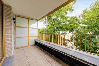 <p><span>Zoek je een appartement met ruimte, licht en groen in de stad? Dan is dit nieuwbouwappartement precies wat je nodig hebt. Met een bewoonbare oppervlakte van ca 95m², twee slaapkamers, hoge plafonds, overvloedig natuurlijk licht en een terras van 8m² vind je hier alles wat doorgaans moeilijk te combineren is. Nóg troeven: mogelijkheid om aan te kopen onder 6% btw,- (mits voldaan aan voorwaarden).</span></p><p><span> </span></p><p><span>Hoogwaardige afwerking</span><span><br />Reeds bij het binnenkomen merk je dat er veel aandacht is besteed aan afwerking en detail. De inkomhal leidt je naar het volledige appartement, waar een doorlopende houten parketvloer voor een warme en stijlvolle uitstraling zorgt. De open keuken is voorzien van kwalitatieve toestellen van Whirlpool, een inductiekookplaat en een elegant werkblad. Ze sluit aan op een lichtrijke woonkamer met grote ramen en moderne accenten, zoals zwarte inbouwspots. Het schuifraam opent naar het terras, waardoor binnen- en buitenleven moeiteloos in elkaar overvloeien.</span></p><p><span> </span></p><p><span>Twee slaapkamers en luxueuze badkamer</span></p><p><span>Via de nachthal bereik je de twee slaapkamers, elk met dezelfde parketvloer, aluminium ramen met hoogrendementsglas en ingebouwde ventilatie.<br />De badkamer straalt luxe uit met een inloopdouche voorzien van regenkop, dubbele wastafel, grote spiegel en terrazzo vloer- en wandtegels in steenlook. Daarnaast is er nog een aparte berging en een apart toilet aanwezig.</span></p><p><span> </span></p><p><span>Energiezuinig en modern</span><span><br />Dit nieuwbouwappartement is volledig afgewerkt en onmiddellijk beschikbaar. Met 6 zonnepanelen (2640 Wp) en hoogrendementsglas woon je hier toekomstgericht én energiezuinig.</span></p><p><span> </span></p><p><span>Rivierenhof om de hoek</span><span><br />Je woont hier ideaal, overal dichtbij en toch heerlijk rustig en groen. Het prachtige Rivierenhof, het grootste park van de stad, ligt op amper een paar minuten wandelen. Binnen een straal van nog geen 500 meter zijn liefst vier supermarkten. Ook heel wat buurtwinkels zijn vlakbij. Met de fiets, de bus of de tram sta je snel in de stad, met de auto sta je zo op de autostrade. Door de vernieuwing van de Wouter Haecklaan bevindt je je in het groen. </span></p><p><span><br />Ondergrondse autostaanplaats optioneel aan te kopen voor €28.200</span></p><p><span> </span></p><p><span> </span></p>