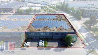 Langs de <strong>Pathoekeweg in Brugge </strong>bevindt zich dit veelzijdige bedrijfscomplex op een totale <strong>grondoppervlakte van 4.890 m²</strong>, bestaande uit een <strong>logistiek magazijn van +/- 2.031 m²</strong>, kantoorruimtes op het gelijkvloers van in totaal 1.160 m² en verschillende kleinere kantoorruimtes op de eerste verdieping van samen +/- 778 m². <br /><br />Het magazijn met een vrije hoogte van 6 m is uitgerust met <strong>2 laadkades en een sectionale poort</strong> en werd opgetrokken in een solide betonnen constructie met een mooie overspanning, een betonnen dak afgewerkt met roofing, polybetonvloer en TL-verlichting.<br /><br />De kantoorruimtes beschikken over een aparte inkomhal met receptie. Via trap of lift bereikt u de kantoren op de eerste verdieping, afgewerkt met een computervloer voor elektriciteit en databekabeling, dubbele isolerende beglazing in aluminium schrijnwerk en een verlaagd plafond met geïntegreerde LED-verlichting en airco units. Er zijn verschillende sanitaire- en eetruimtes aanwezig.<br />Het gebouw beschikt over alle nodige nutsvoorzieningen, waaronder drijfkracht, stadswater, telefonie, internet en airconditioning in de kantoren. +/- 25 parkeerplaatsen op de site.<br /><br />Dankzij de strategische ligging op industriezone Herdersbrug geniet het pand van een uitstekende bereikbaarheid via de Expresweg Brugge en de belangrijke verkeersassen E40, E403 en A11.<br /><br />EPC attesten : 20250113-0003475074-GD<br />20250113-0003474399-KNR<br />20250113-0003475066-KNR<br />20250113-0003475162-KNR<br />20250113-0003475235-KNR<br />20250113-0003475272-KNR<br /><br />Contacteer <strong>PANORAMA B2B</strong> voor meer inlichtingen, plannen of een vrijblijvend plaatsbezoek via <strong>0479 70 70 73</strong>.