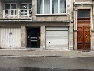 Ondergrondse garagebox gelegen in de gegeerde Stadsparkbuurt in Antwerpen-Centrum te huur:<br />- Veilige en vlot toegankelijke parking<br />- Toegang via sleutels<br />- onmiddellijk beschikbaar<br /><br />3,94m (b) x 4,99m (l) x 1,9m (h)<br /><br />Interesse? info@neonvastgoed.be of 03/336.88.88