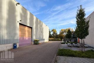 Op een vlot bereikbare locatie in Ternat, op korte afstand van de E40, bevindt zich deze functionele bedrijfsruimte met een totale oppervlakte van +/- 715 m², bestaande uit opslag- en kantoorruimte.<br /><br />De <strong>opslagruimte omvat +/- 348 m²</strong> en beschikt over een vrije hoogte van 3,20 m. De ruimte is toegankelijk via 2 sectionale poorten van (3,00 m x 3,00 m) en 1 sectionaalpoort van (4,50 m B x 3,00 m H).<br /><br />Op de verdieping bevindt zich nog een <strong>mezzanine van +/- 217 m²</strong>, bereikbaar via een trap, aangevuld met <strong>+/- 150 m² kantoorruimte</strong>.<br />Hierdoor biedt het pand een praktische combinatie van opslag, logistiek en kantoorfuncties.<br /><br />Rondom het gebouw zijn verharde stroken aanwezig waar privatieve parkeergelegenheid beschikbaar is.<br /><br />Dankzij de <strong>ligging nabij de E40</strong> geniet het pand van een <strong>uiterst goede verbinding richting Brussel, Gent en Aalst</strong>.<br /><strong>Onmiddellijk beschikbaar.</strong><br /><br />Aarzel niet en contacteer <strong>PANORAMA B2B</strong> voor bijkomende inlichtingen, plannen of een vrijblijvend plaatsbezoek <strong>0477 07 30 30</strong>.