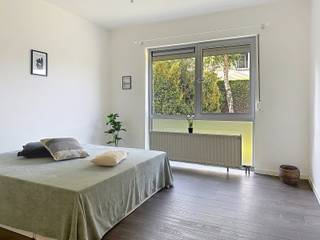 <p><span>Bent u op zoek naar een lichtrijk, energiezuinig appartement op een rustige maar centrale ligging? <br />Dan is dit verzorgde gelijkvloers appartement absoluut een bezoek waard!</span></p>
<p><span><br />Dankzij de uitstekende hoekligging geniet u van extra lichtinval en een aangenaam wooncomfort. De gezellige leefruimte sluit aan op een deels open keuken, waardoor u een ruimtelijk en praktisch geheel krijgt. Verder beschikt het appartement over twee volwaardige slaapkamers, een badkamer met natuurlijke lichtinval en een handige technische berging/wasplaats.</span></p>
<p><span><br />Ook op energetisch vlak werden de voorbije jaren belangrijke investeringen gedaan. Zo werd het appartement uitgerust met nieuw buitenschrijnwerk met hoogrendementsglas en rolluiken aan voor- én achterzijde, een condenserende verwarmingsketel (2022), een vernieuwd dak met 10 cm PUR/PIR-isolatie, conforme elektrische installatie en een professioneel behandelde, kurkdroge privatieve kelder. Hierdoor bent u verzekerd van een comfortabele woning die klaar is voor de toekomst.</span></p>
<p><span>Buiten geniet u van een gezellige, groene tuin waar u heerlijk kunt ontspannen. Het onderhoud wordt volledig verzorgd via de vereniging van mede-eigenaars, zodat u kunt genieten zonder zelf tuinwerk te hoeven verrichten.</span></p>
<p><span>De ligging vormt een extra troef: op wandel- en fietsafstand bevinden zich het centrum, winkels, scholen, openbaar vervoer en de dijk voor een ontspannende wandeling of fietstocht. Bovendien geniet u van een vlotte bereikbaarheid naar de belangrijkste invalswegen.</span></p>
<p><span>Als extra mogelijkheid kan een garagebox in het achterliggende garagecomplex worden aangekocht. De aankoop hiervan is volledig vrijblijvend en de prijs wordt in onderling overleg bepaald.</span></p>
<p><strong><span><br />Troeven op een rij:</span></strong></p>
<ul>
<li><span>Gelijkvloers hoekappartement met veel lichtinval</span></li>
<li><span>Twee volwaardige slaapkamers</span></li>
<li><span>Deels open keuken</span></li>
<li><span>Functionele technische berging/wasplaats</span></li>
<li><span>Gezellige tuin zonder onderhoud</span></li>
<li><span>Privatieve, kurkdroge kelder</span></li>
<li><span>Nieuw buitenschrijnwerk met hoogrendementsglas</span></li>
<li><span>Rolluiken voor- en achteraan</span></li>
<li><span>Condenserende verwarmingsketel (2022)</span></li>
<li><span>Vernieuwd en geïsoleerd dak (10 cm PUR/PIR)</span></li>
<li><span>Conforme elektriciteit</span></li>
<li><span>Mogelijkheid tot aankoop van een garagebox</span></li>
<li><span>Centrale ligging op wandel- en fietsafstand van centrum, openbaar vervoer en de dijk</span></li>
</ul>
<p><span>Interesse? Contacteer ons vandaag nog voor een bezoek en ontdek zelf de troeven van dit verzorgde appartement!</span></p>
<p><span></span></p>