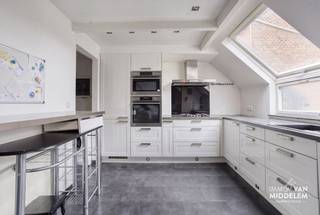 <strong>Immo Van Middelem verkoopt dit instapklare en zeer goed onderhouden duplexappartement met een bewoonbare oppervlakte van ca. 160 m². Het beschikt over 3 slaapkamers en een aangenaam terras. <br /><br /></strong>Dankzij de vlotte bereikbaarheid via de Ninoofsesteenweg, nabij winkels, scholen, openbaar vervoer en de belangrijkste verbindingswegen richting Brussel, geniet deze eigendom van een uitstekende ligging.<br /><br />De indeling is als volgt: <br />- 1ste VERDIEP: inkomhal met vestiaire, WC, woonkamer, open keuken, badkamer en 2 slaapkamers; <br />- 2e VERDIEP: nachthal, 1 slaapkamer en dressing; <br />- kelder; <br /><br />Centrale verwarming op gas.<br />Individuele tellers. Elektriciteit conform! <br />EPC: 378 kWh/m².jaar - Label D (UC: 0002430114).<br />Asbestvrij.<br />Vrij bij akte.