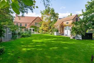 Prachtige villa met praktijkruimte op een absolute TOP locatie te AartselaarAlgemeen:- Perceeloppervlakte: 2.637 m²- Bewoonbare oppervlakte: ca. 618...