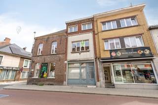In het hart van Roeselare, op wandelafstand van winkels, scholen en horeca, bevindt zich deze woning met mogelijkheid tot handelsruimte. De ligging...