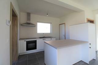 Alleenstaande gerenoveerde woning op een heel centrale ligging gelegen langs de Sint-Henricusstraat.<br />Op slechts 5 minuten sta je in Kortemark of Lichtervelde en op 10 minuten sta je in Torhout of Roeselare. <br />Deze rustig gelegen woning beschikt over alle nodige hedendaagse comfort, ligt nabij winkels en op enkele minuten van invalswegen.<br /><br />Gelijkvloers bestaande uit inkom, leefruimte met open keuken, badkamer en er is een zeer ruime tuin.<br />Op het verdiep vinden we drie slaapkamers en een apart toilet. <br /><br />De woning zal instapklaar zijn. <br />Huurprijs € 925,00 per maand.<br />Beschikbaar vanaf september.<br />Vraag u bezichtiging aan via MijnHuurprofiel of via baptist@fluo.immo