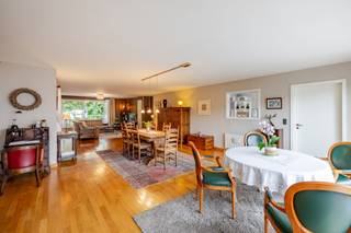 <p><span>Op een uitermate gegeerde locatie, op wandelafstand van het stadspark en het centrum van Aalst, bevindt zich dit bijzonder ruime en stijlvolle appartement in een kleinschalige residentie uit 1996. Een uitzonderlijke woonplek waar ruimte, comfort, privacy en een groene omgeving op harmonieuze wijze samenkomen.</span></p><p><span> </span></p><p><span>Met een indrukwekkende woonoppervlakte van 183 m² biedt dit appartement een bijzonder genereuze leefomgeving. De royale leefruimte vormt het hart van de woning en wordt gekenmerkt door een elegante parketvloer, aangename lichtinval en een prachtig, rustgevend zicht op het achterliggende bos. Vanuit de leefruimte is er bovendien toegang tot het ruime zuidgerichte terras van 17 m², waar u in alle rust kunt genieten van de zon en het omliggende groen.</span></p><p><span> </span></p><p><span>De ruime, stijlvol ingerichte keuken sluit naadloos aan bij de leefruimte en beschikt over alle nodige comfort voor wie graag uitgebreid kookt en gasten ontvangt. De nachthal leidt naar drie volwaardige slaapkamers, waardoor dit appartement zowel voor een gezin als voor wie op zoek is naar royale leef- en werkruimte bijzonder geschikt is.</span></p><p><span> </span></p><p><span>De luxueus ingerichte badkamer vormt een extra troef en beschikt over zowel een ligbad als een afzonderlijke douche en een lavabo. Daarnaast zijn er twee toiletten en twee praktische bergingen, die zorgen voor extra comfort en een optimale organisatie van de woonruimte.</span></p><p><span> </span></p><p><span>Als bijkomende mogelijkheid kan een ruime garagebox worden aangekocht voor € 35.000.</span></p><p><span> </span></p><p><span>Een zeldzame combinatie van royale woonoppervlakte, een hoogwaardige uitstraling, een zonnig terras en een bijzonder groen uitzicht, dit alles op een absolute topligging nabij het centrum van Aalst. Een appartement met ruimte en allure, voor wie nét dat tikkeltje meer verlangt.</span></p><p><span> </span></p><p><span>Voor meer informatie en/of een bezoek, contacteert u Didier op het nummer 0476/ 73. 17. 99.</span></p><p><span> </span></p><p><span> </span></p><p><span> </span></p><p><span> </span></p>