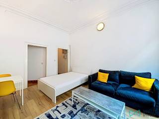Info: bruxelles.ouest@weinvest.be of 02 315 77 22 <br />Dit vastgoedobject, gelegen aan de Rue Saint-Jean 13, in het historische hart van Brussel, geniet van een toplocatie op drie minuten lopen van het Centraal Station en op een steenworp afstand van de Grote Markt. Deze strategische ligging garandeert een continue vraag naar huurwoningen en een constante leegstand in het hypercentrum.<br />Het gebouw bestaat in feite uit een commerciële begane grond en vier wooneenheden, namelijk drie studio’s van ongeveer 31 m² op de eerste verdiepingen en een duplexstudio onder het dak van ongeveer 30 m² op de bovenste verdieping. Het geheel biedt een onmiddellijk huurrendement en een sterk waardestijgingspotentieel.<br />Op stedenbouwkundig vlak is officieel een vergunning verleend, waarmee de officiële opdeling van de verdiepingen in drie erkende wooneenheden wordt bekrachtigd; de duplex is administratief gekoppeld aan de derde verdieping.<br />Het pand beschikt over een conform elektriciteitsnet en individuele meters. De energieprestaties bedragen een EPC D- (197 en 196 kWh/m² per jaar) voor de eerste twee verdiepingen, D (177 kWh/m² per jaar) voor de derde verdieping en G (591 kWh/m² per jaar) voor de duplex. Volledig dossier en huurovereenkomsten beschikbaar op aanvraag!<br />Mis onze exclusieve aanbiedingen niet op onze website WWW.WEINVEST.BE.