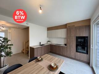 Deze moderne woning (A0.3), gelegen langs de Onderstraat in Gavere, biedt een ideale combinatie van comfort, praktische indeling en een uitstekende locatie nabij de Gaverse markt.<br /><br />Indeling is als volgt: <br />*Gelijkvloers: Ruime inkomhal met gastentoilet, een technische berging, een volledig uitgeruste keuken met aanpalende berging, en toegang tot het terras en de tuin.<br />*1e verdieping: Gezellige leefruimte, een badkamer en een ruime slaapkamer.<br />*2e verdieping: Nachthal, tweede badkamer en twee extra slaapkamers.<br /><br />Ondergrondse staanplaatsen zijn ook beschikbaar en kunnen afzonderlijk worden aangekocht (€ 28.500 of € 31.000, afhankelijk van de grootte, exclusief kosten).
