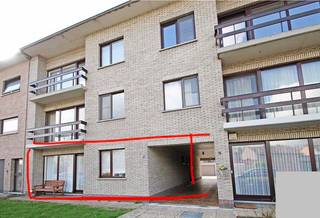 Gelijkvloers appartementInstapklaar gelijkvloers appartement met garagebox (verplicht mee aan te kopen)Dit charmante gelijkvloerse appartement...