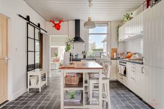 Deze karaktervolle woning, rustig gelegen op wandelafstand van het centrum van Sint-Maria-Aalter, heeft heel wat moois te bieden. Dankzij de recente...