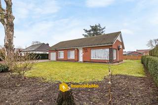Deze charmante woning met landelijke karaktereigenschappen is gelegen in Wachtebeke, vlakbij het geliefde provinciedomein Puyenbroeck.<br />Het combineert rust, ruimte en comfort. De woning beschikt over <strong>3 volwaardige slaapkamers</strong>. De afgewerkte <strong>keuken vormt het hart van de woning en sluit aan bij de gezellige leefruimtes</strong>. <br /><br />Buiten geniet u van een <strong>groene, rustige tuin</strong>, perfect om in alle privacy te ontspannen. Bovendien zijn er voldoende parkeermogelijkheden en een <strong>garage</strong>, wat zorgt voor extra gemak.<br />Met een <strong>EPC-score D</strong> biedt deze woning een solide basis en tal van mogelijkheden.<br />De ligging nabij natuur, recreatie en belangrijke verbindingswegen maakt dit een ideale thuis voor wie rust en <strong>bereikbaarheid</strong> wil combineren.<br /><br />Troeven en info<br />- Gelegen in Wachtebeke, nabij Puyenbroeck<br />- Landelijke, charmante woning<br />- 3 slaapkamers<br />- Groene, rustige tuin<br />- Voldoende parkeergelegenheid en garage<br />- EPC: D<br />- EK conform<br />- Airco<br />- Alarm<br />- Rustige ligging met vlotte bereikbaarheid<br /><br />Interesse of vragen? Gelieve te bellen naar <strong>0492 97 47 00</strong> of mail naar nathalie@immomamo.be<br /> 
