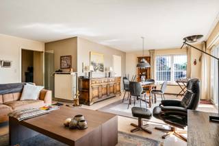 <p>Bent u op zoek naar een ruim en verzorgd appartement op een toplocatie? Dan is dit appartement op de tweede verdieping in een kleinschalig gebouw met slechts drie appartementen zeker een bezoek waard.</p>
<p>Gelegen in een rustige en kindvriendelijke woonwijk, op wandelafstand van het centrum, geniet u hier van een aangename combinatie van rust, privacy en een vlotte bereikbaarheid van winkels, scholen en openbaar vervoer.</p>
<p>Dankzij de ligging in een halfopen bebouwing baadt het appartement in het natuurlijke licht. De ruime woonkamer sluit rechtstreeks aan op een prachtig terras met een weids en open uitzicht — de ideale plek om in alle rust te genieten van een koffie of een zonnige avond.</p>
<p>De indeling omvat een inkomhal, een ruime leefruimte met aansluitend terras, een aparte keuken, badkamer, afzonderlijk toilet, praktische berging en twee volwaardige slaapkamers.</p>
<p>Extra troef is de inbegrepen garagebox met voorliggende oprit, goed voor maar liefst twee private parkeerplaatsen op eigen terrein.</p>
<p>Daarnaast profiteert u van zeer beperkte gemeenschappelijke kosten dankzij de interne syndicus. De algemene onkosten beperken zich tot onder meer de brandverzekering, minuterie, het ruimen van de beerput en kleine onderhoudswerken.</p>
<p>Een ideaal appartement voor wie op zoek is naar comfortabel wonen in een rustige omgeving met veel licht, ruimte en praktische voordelen.<br /><br />Afmetingen via energiedeskundige.</p>