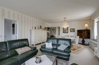 <p><span>Ontdek dit </span><span>instapklaar appartement</span><span> met 2 slaapkamers </span><span>inclusief garagebox</span><span>, ideaal gelegen op de </span><span>vijfde verdieping</span><span> van een verzorgd gebouw en op </span><span>wandelafstand van het Rivierenhof</span><span>.</span></p><p><span>Het appartement combineert een </span><span>ruime indeling</span><span> met een </span><span>praktische ligging</span><span> in een rustige, groene straat. Dankzij de inbegrepen </span><span>garagebox</span><span> geniet je bovendien van </span><span>extra comfort</span><span>.</span></p><p><span>Bij het binnenkomen kom je terecht in een </span><span>ruime inkomhal met vestiairekast</span><span>.De dubbele glazen deur brengt je naar de </span><span>lichtrijke woonkamer</span><span>, die toegang geeft tot het </span><span>terras</span><span>.</span></p><p><span>Aansluitend vind je de </span><span>volledig uitgeruste keuken</span><span> terug. Achteraan zijn er </span><span>2 volwaardige slaapkamers</span><span> en een </span><span>extra kamer</span><span>, ideaal als bureau of wasruimte (voorzien van aansluiting voor wasmachine en droogkast). <br />De </span><span>badkamer</span><span> is uitgerust met een </span><span>douche in ligbad</span><span> en een </span><span>dubbele wastafel met spiegelkast</span><span>. Een </span><span>apart toilet</span><span> vervolledigt het geheel.</span></p><h3><span>Bijzonderheden</span></h3><ul><li><span>Garagebox én kelderberging verplicht aan te kopen t.w.v. €20.000,00</span></li><li><span>Rustige, groene straat in hartje Deurne</span></li><li><span>Op wandelafstand van Rivierenhof, winkels, scholen en openbaar vervoer</span></li><li><span>2 slaapkamers + extra kamer (bureau of wasplaats)</span></li><li><span>Lichtrijke woonkamer met terras</span></li><li><span>Vlotte verbinding naar Antwerpen-centrum</span></li></ul><p><span>Op zoek naar een </span><span>ruim en instapklaar appartement met garagebox nabij het Rivierenhof</span><span>?<br />Contacteer ons via </span><span>thomas.humblet@urbainvastgoed.be</span><span> of bel </span><span>03 501 97 16</span><span> voor meer informatie of een bezoek.</span></p>